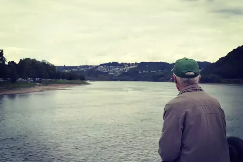 homme qui regarde un lac
